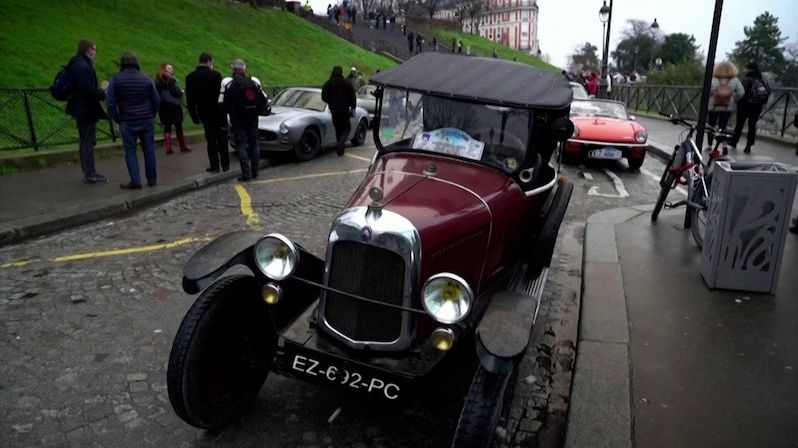 Historická auta projela Paříží, pandemii navzdory